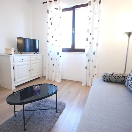 Apartment Margareta By El-pi Tours *