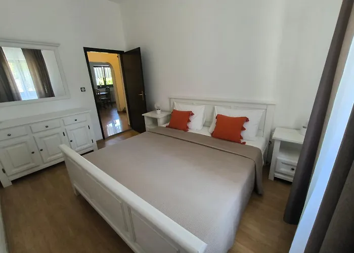 Margareta By El-pi Tours *